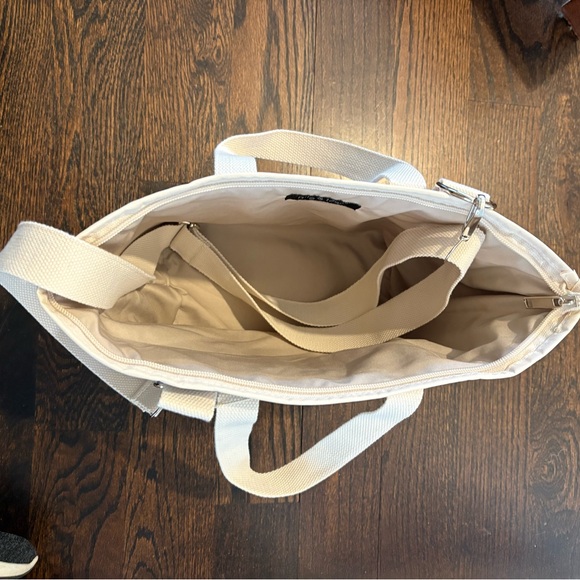 NWT Elegant Blue and Cream Floral Tote Bag - Picture 3 of 4